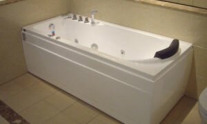 Чем можно закрыть ванну снизу практичные и недорогие варианты 